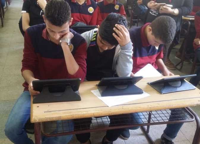 طلاب الصف الأول الثانوي